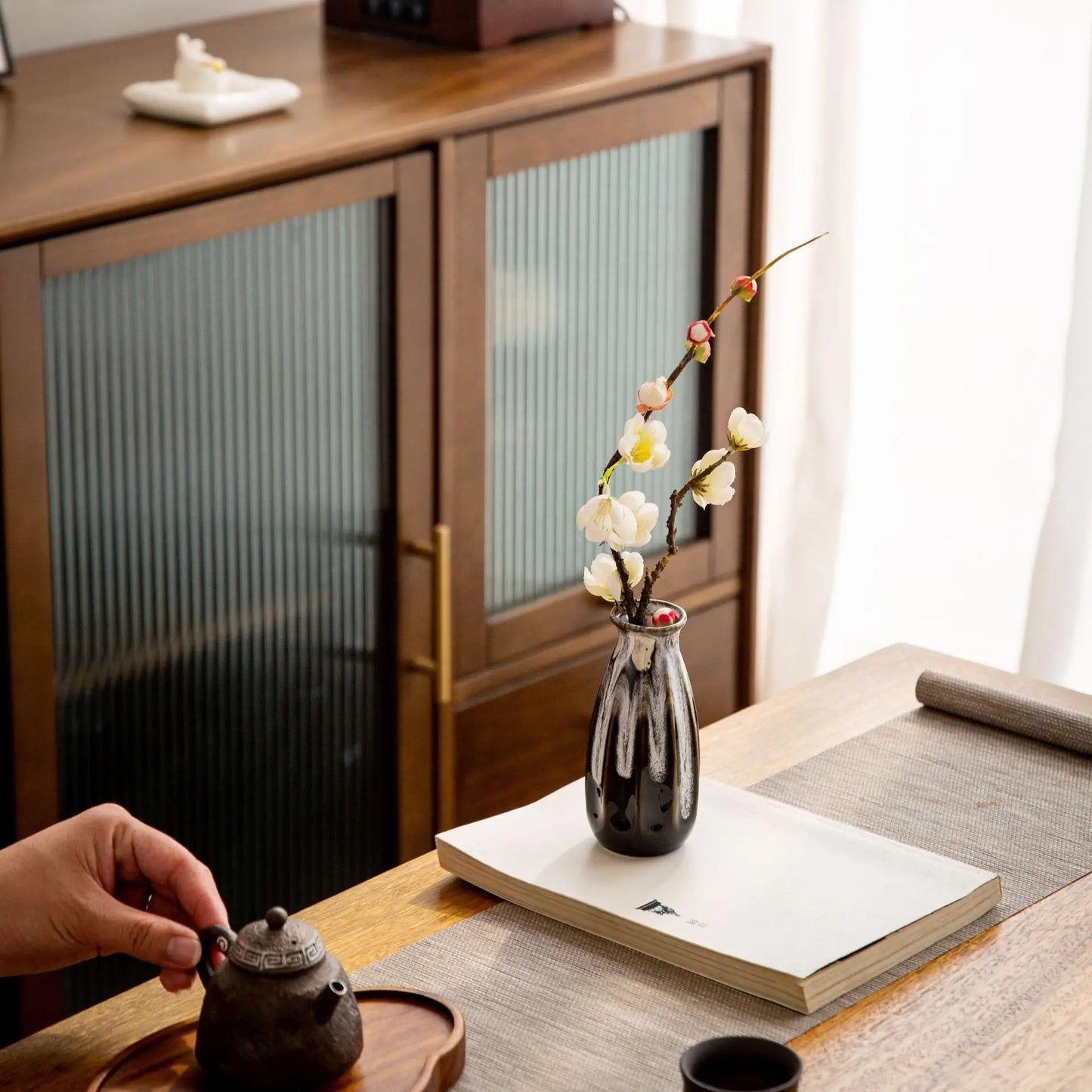 Japanese Kiln-Glazed Ceramic Vase — Handmade Retro Flower Arrangement Vase for Living Room & Foyer